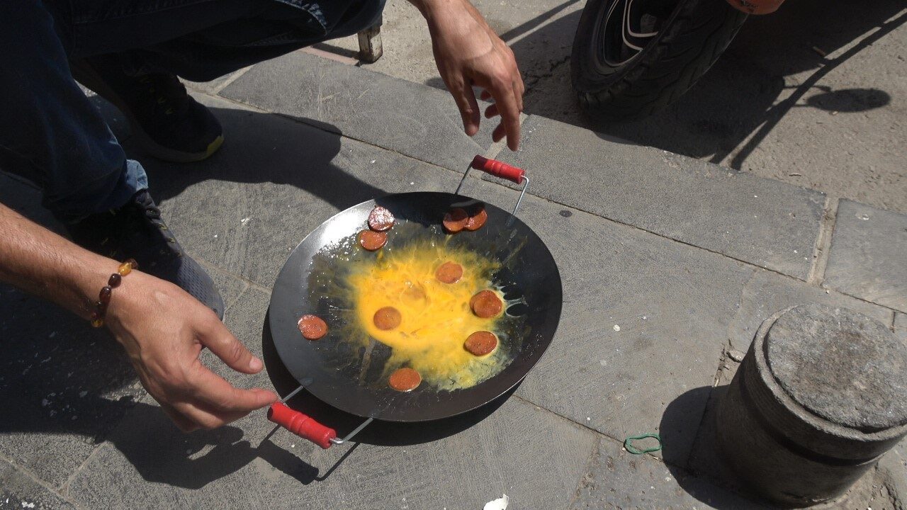 Kilis’te hava sıcaklığının 42 dereceyi aşmasıyla bir aşçı, beton zeminin