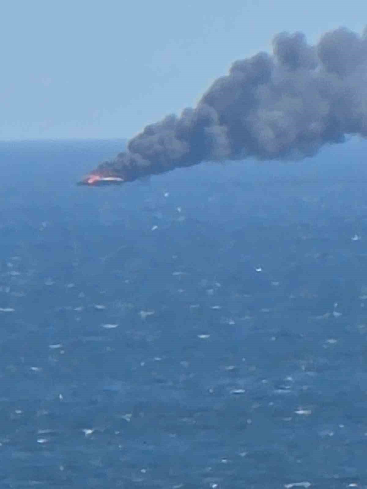 Kınalıada açıklarında içerisinde 16 kişinin bulunduğu bir teknede yangın çıktı.