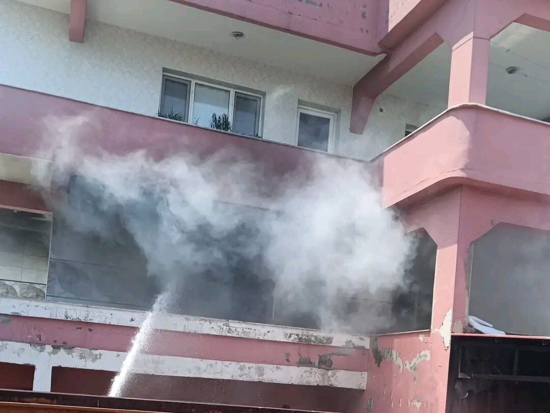 Hatay’ın Kırıkhan ilçesinde apartman dairesinde çıkan yangını itfaiye ekipleri tarafından