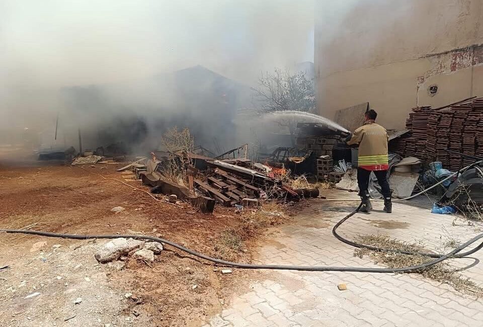 Hatay’ın Kırıkhan ilçesinde evde çıkan yangın, araca sıçradı. İtfaiye ekipleri