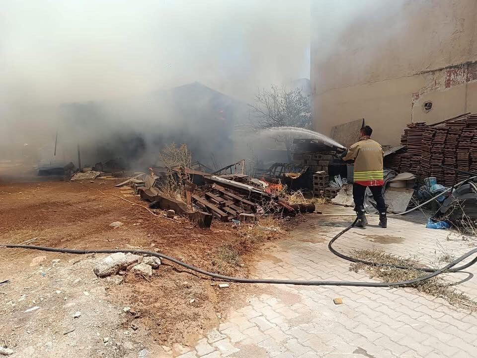 Hatay’ın Kırıkhan ilçesinde evde çıkan yangın, araca sıçradı. İtfaiye ekipleri
