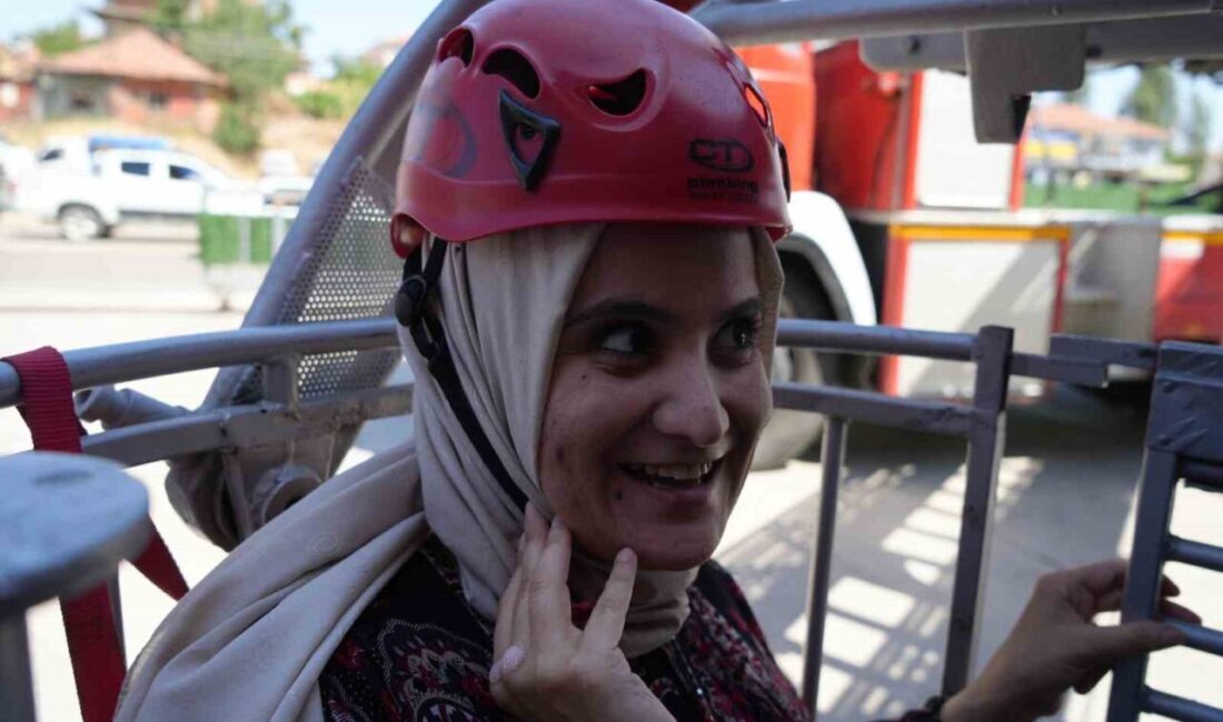 Kırıkkale’de bedensel engelli Gamze Tuna, itfaiye aracıyla şehir turu atıp