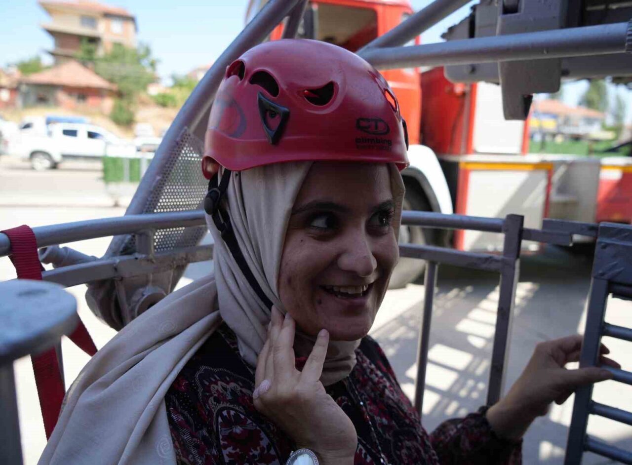 Kırıkkale’de bedensel engelli Gamze Tuna, itfaiye aracıyla şehir turu atıp