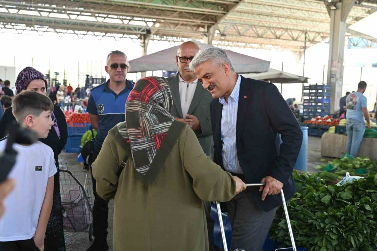Kırıkkale Valisi Mehmet Makas, semt pazarını ziyaret ederek esnaf ve