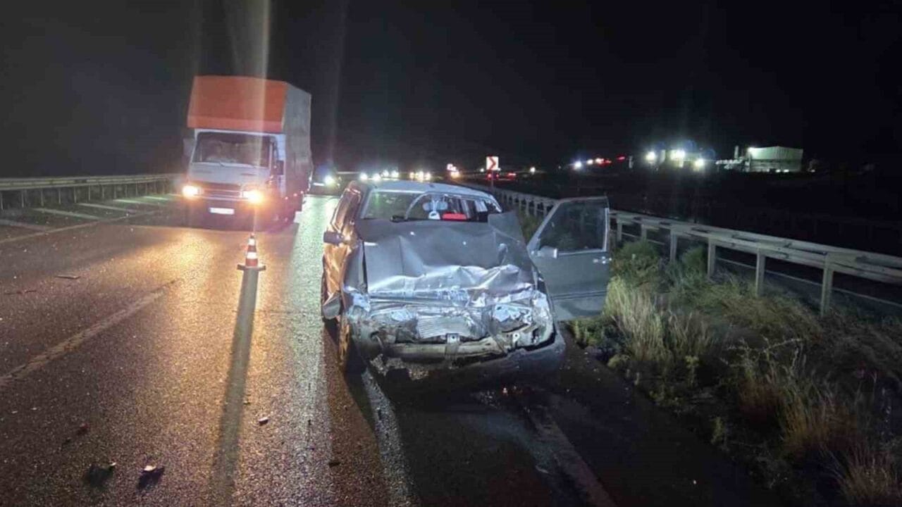 Kırıkkale’nin Delice ilçesinde otomobilin tıra arkadan çarpması sonucu 2 kişi