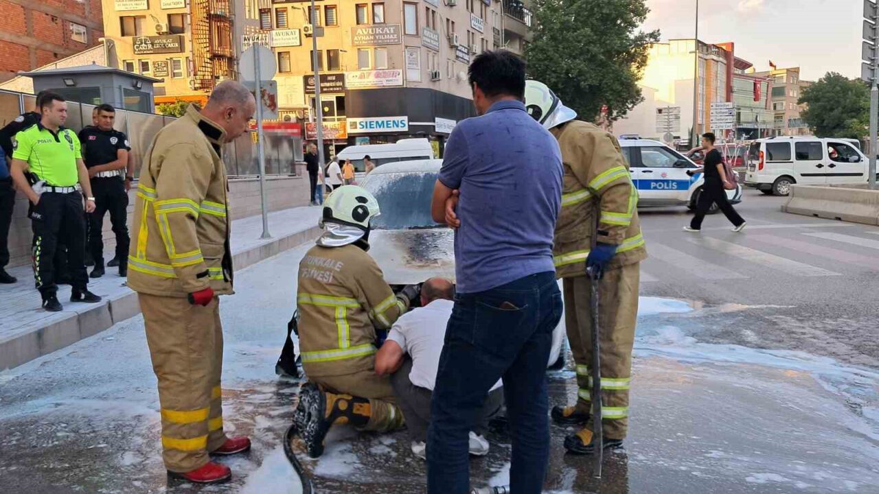 Kırıkkale’de seyir halindeki otomobilin motor bölümünde çıkan yangın, itfaiye ekiplerince