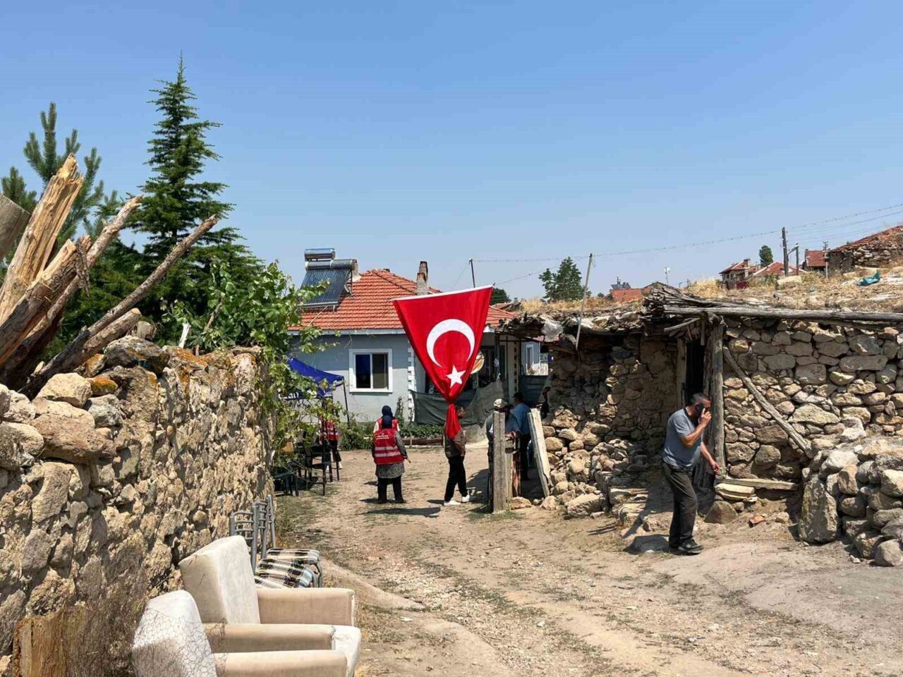 Eskişehir’in Seyitgazi ilçesinde çıkan ve Afyonkarahisar sınırlarına ulaşan yangında şehit