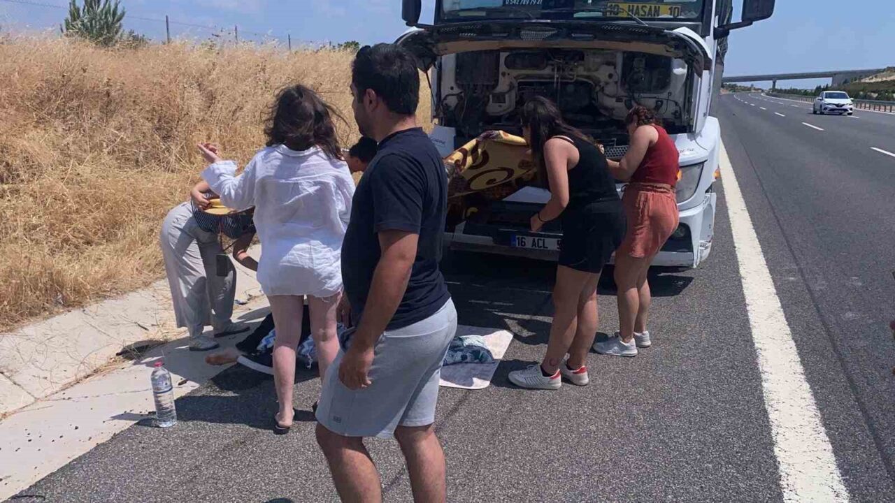 Manisa’nın Kırkağaç ilçesinde iki otomobilin çarpışması sonucu meydana gelen trafik