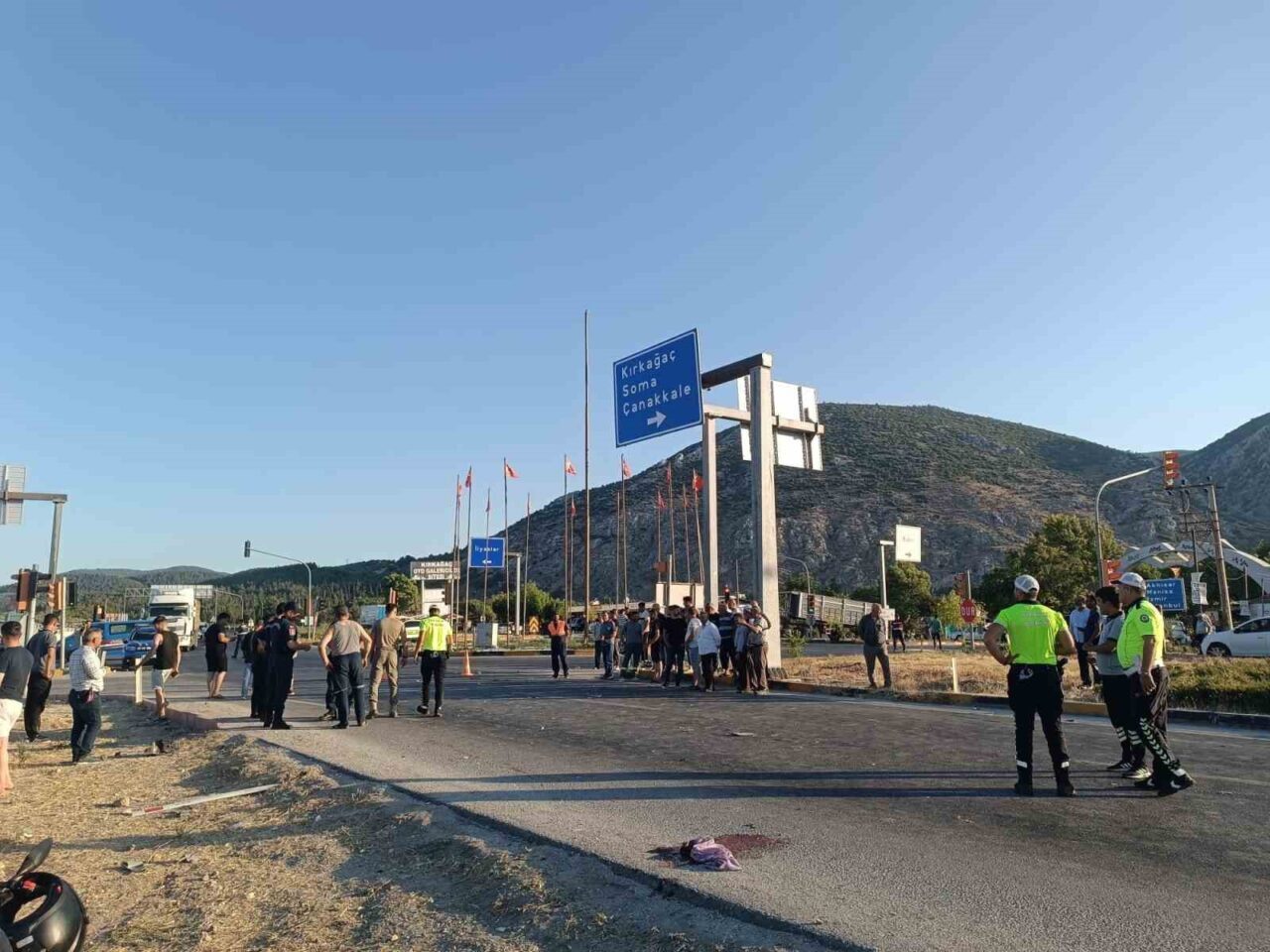 MANİSA (İHA) – Manisa’nın Kırkağaç ilçesinde hafif ticari aracın motosiklete