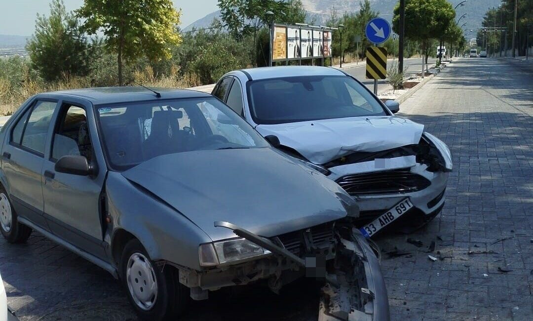 Manisa’nın Kırkağaç ilçesinde iki otomobilin çarpışması sonucu meydana gelen trafik