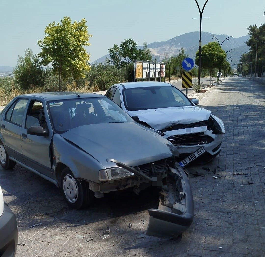 Manisa’nın Kırkağaç ilçesinde iki otomobilin çarpışması sonucu meydana gelen trafik