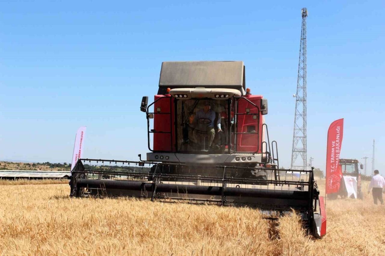 Kırklareli Valisi Uğur Turan devam eden buğday hasadına katıldı. Kırklareli