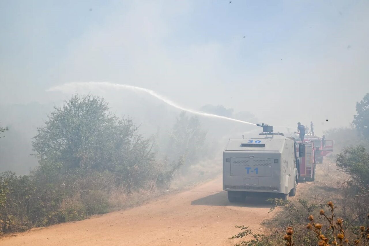 Kırklareli’nde tarlada çıkıp ormanlık alana sıçrayan yangın büyümeden söndürüldü. Alınan