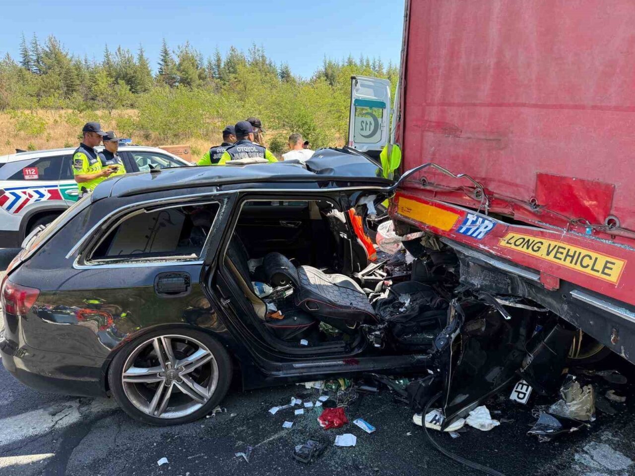 Kırklareli’nde otomobilin tırın altına girmesi sonucu meydana gelen kazada 2