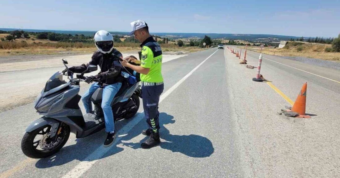 Kırklareli’nde jandarma ekiplerince yapılan trafik denetiminde 166 sürücüye işlem yapıldı.