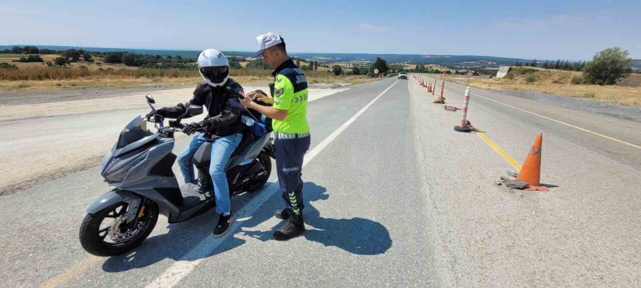 Kırklareli’nde jandarma ekiplerince yapılan trafik denetiminde 166 sürücüye işlem yapıldı.