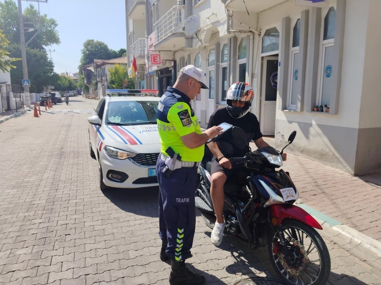 Kırklareli’nde jandarma ekiplerince yapılan trafik denetiminde 198 sürücüye işlem yapıldı.