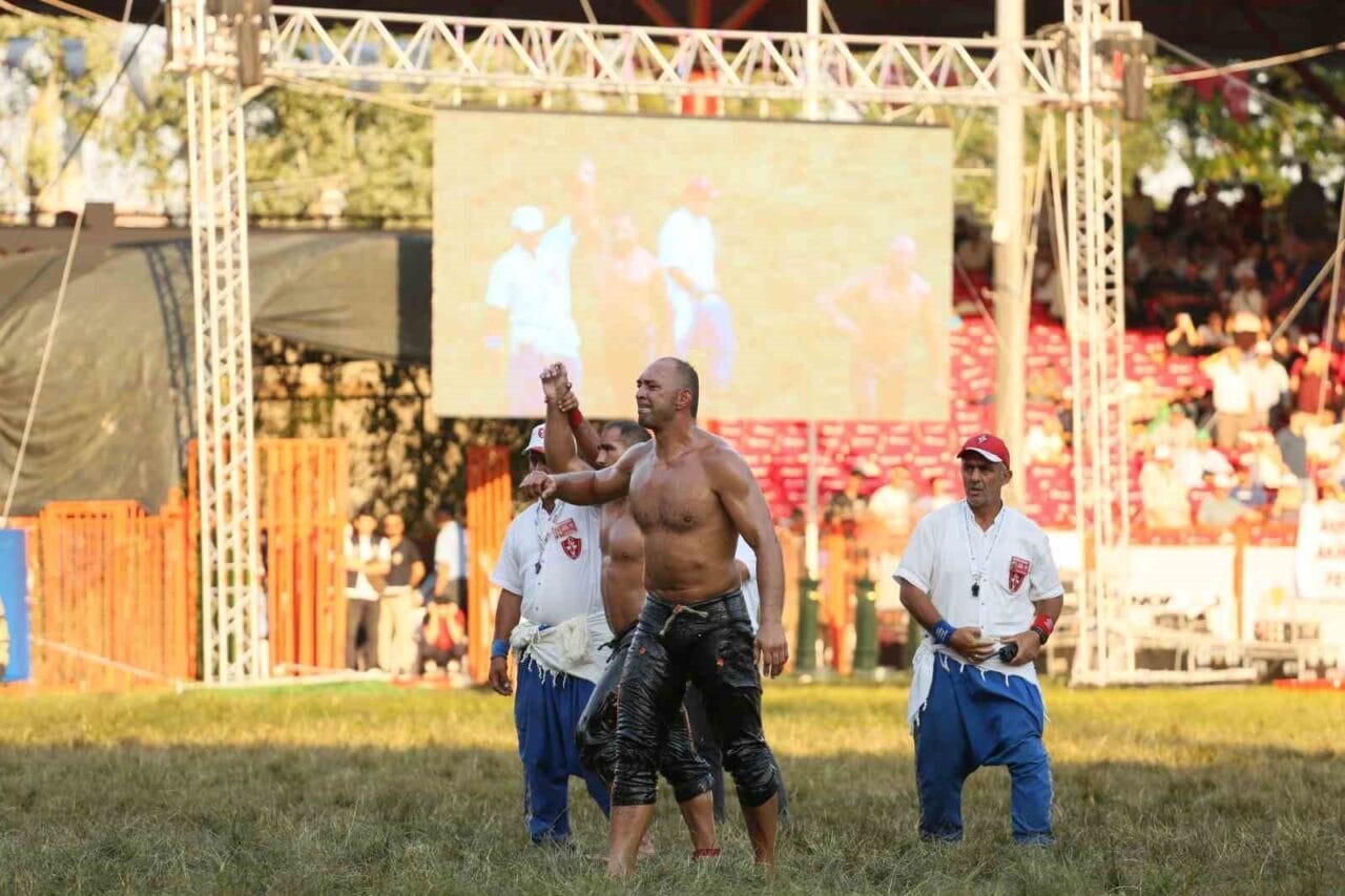 664. Tarihi Kırkpınar Yağlı Güreşleri’nde üçüncü tur müsabakalarının ardından 8