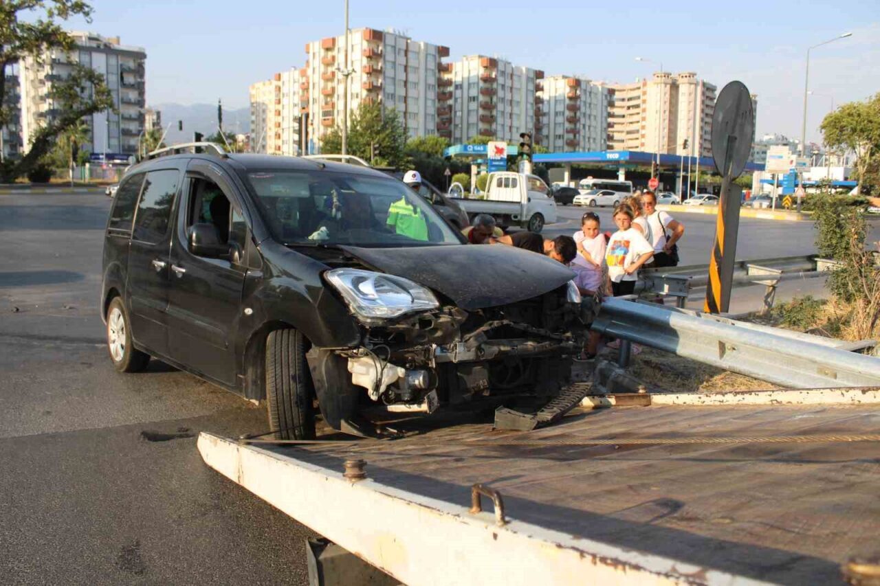 Aydın’ın Efeler ilçesindeki otoban kavşağında iki aracın çarpışması sonucu meydana