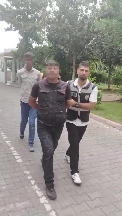 Adana’da kırmızı ışıkta bekleyip cam silme bahanesiyle araçların kapılarını zorlayarak