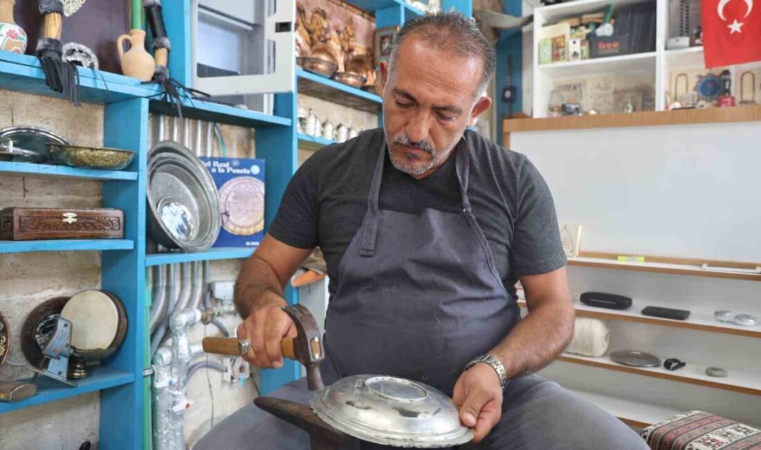 KIRŞEHİR (İHA) – Kırşehir’de Zanaatkarlar Çarşısı’nda kalaycılık mesleğini sürdüren Hakkı