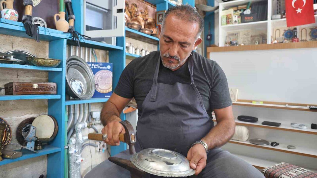 KIRŞEHİR (İHA) – Kırşehir’de Zanaatkarlar Çarşısı’nda kalaycılık mesleğini sürdüren Hakkı