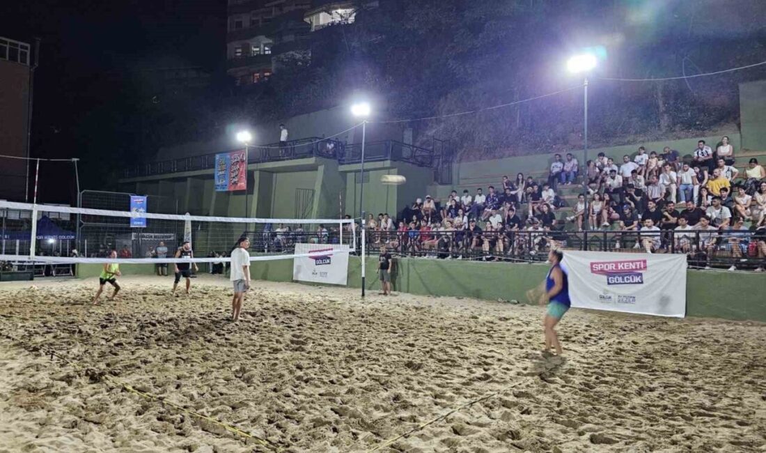 Gölcük Belediyesi’nin yaz spor etkinlikleri kapsamında düzenlediği plaj voleybolu turnuvası,