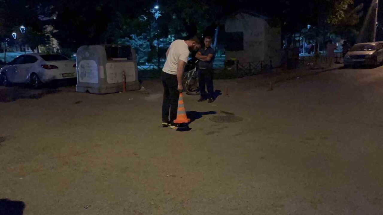 Eskişehir’de sokakta kız arkadaşıyla yürüyen bir genç, kar maskeli şahıs