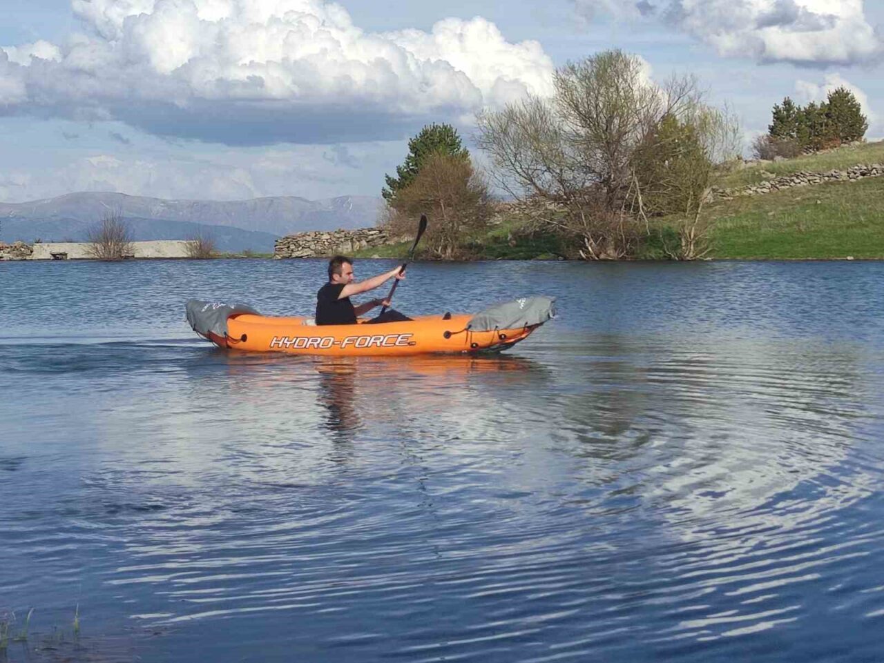 Ardahan’ın Posof ilçesinde doğası ile hayran bırakan Kızıl Göl’de kanoya