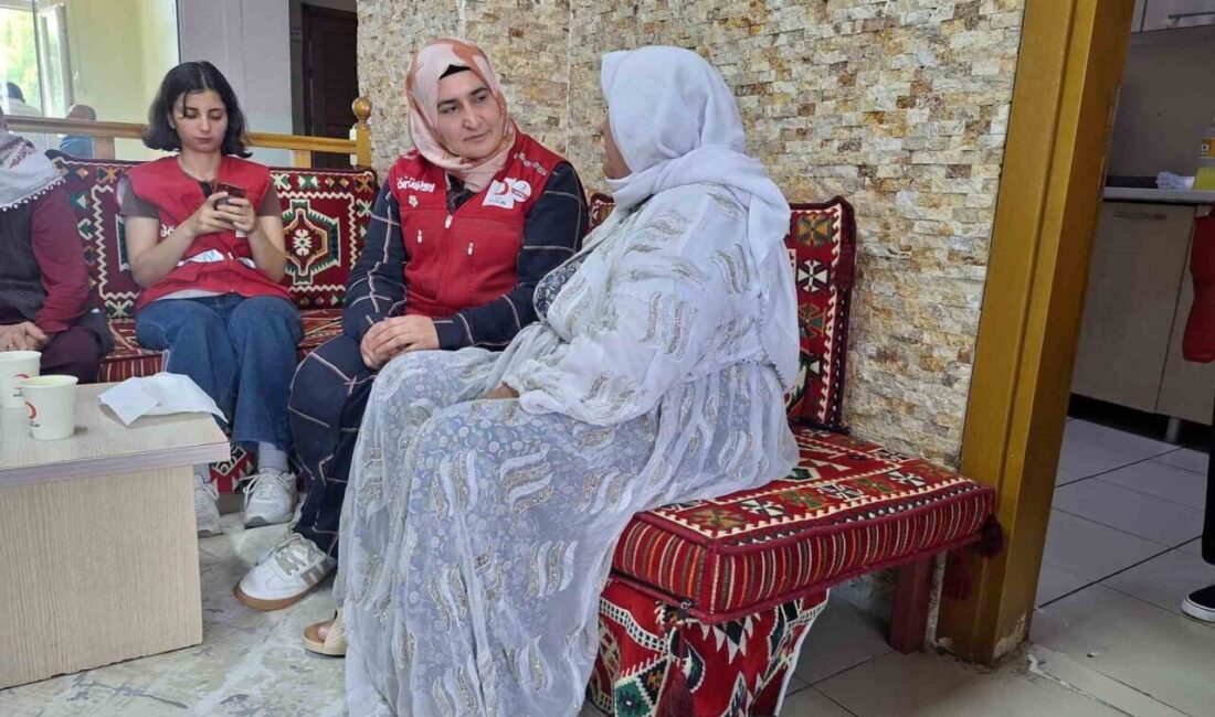 Kızılay Ağrı Şubesi gönüllüleri, kentteki huzurevini ziyaret ederek yaşlılarla keyifli