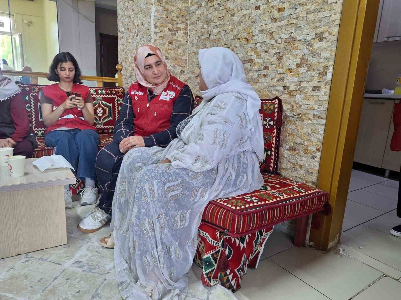 Kızılay Ağrı Şubesi gönüllüleri, kentteki huzurevini ziyaret ederek yaşlılarla keyifli