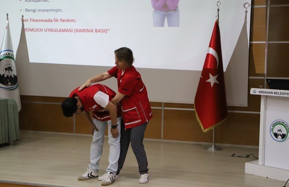 Türk Kızılay’ı tarafından Ardahan Belediyesi personeline ilk yardım eğitimi verildi.