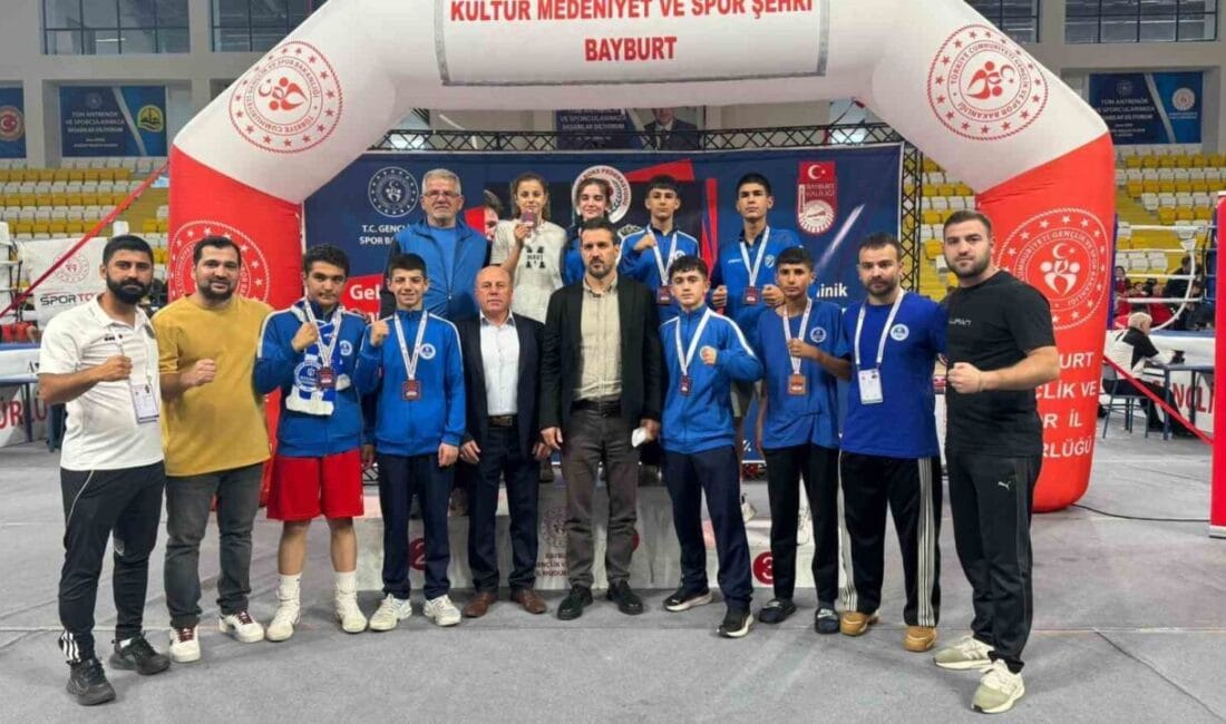 Bayburt’ta düzenlenen Üst Minikler Türkiye Ferdi Boks Şampiyonası’nda Kocaelili sporcular,