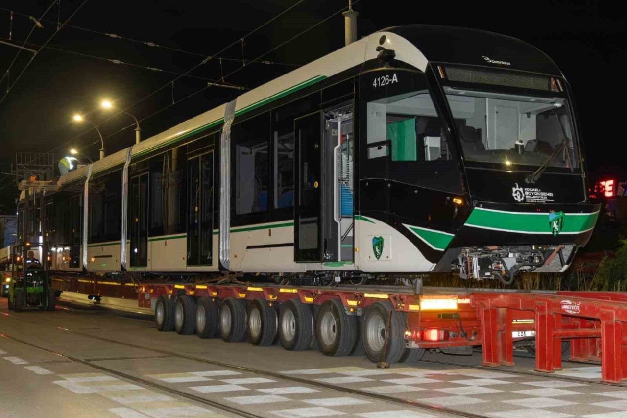 Kocaeli Büyükşehir Belediyesi’nin satın aldığı 10 tramvay aracından 8’incisi raylarla