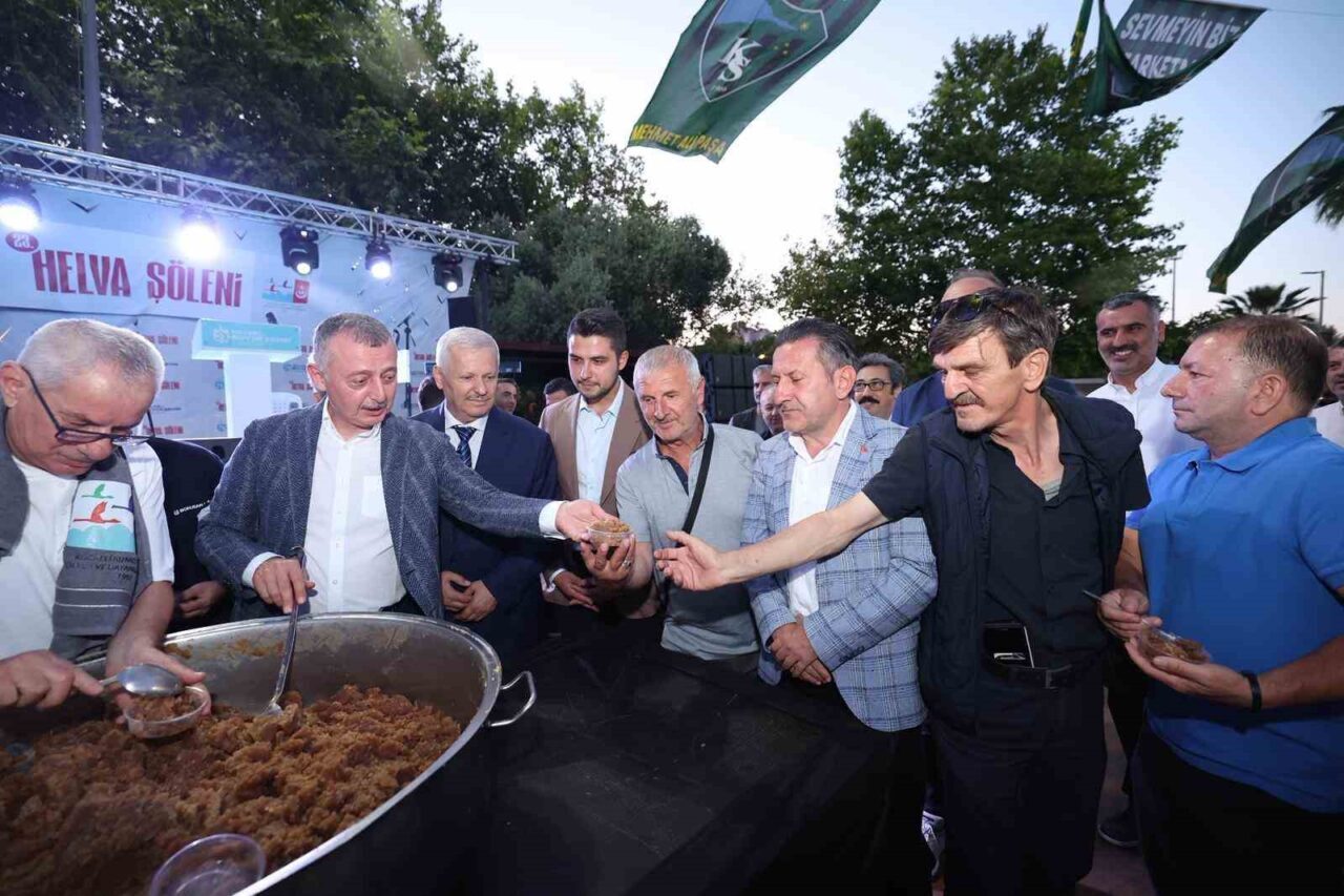 Kocaeli’de düzenlenen “23. Geleneksel Helva Şöleni” renkli görüntülere sahne oldu.