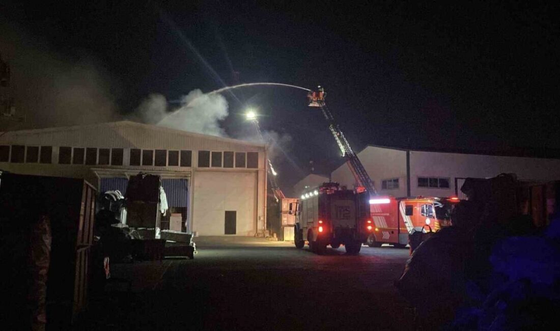 Kocaeli’nin İzmit ilçesinde bir kimya firmasında çıkan yangın, itfaiye ekiplerinin