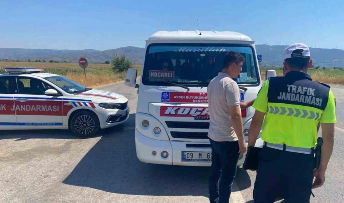Aydın’ın Koçarlı ilçesinde jandarma ekipleri tarafından yolcu minibüslerinde denetim gerçekleştirildi.