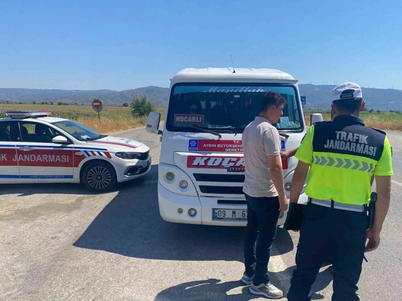 Aydın’ın Koçarlı ilçesinde jandarma ekipleri tarafından yolcu minibüslerinde denetim gerçekleştirildi.