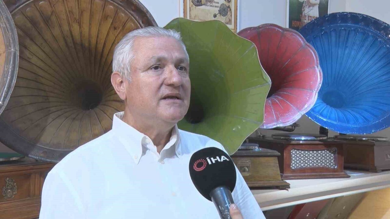 Ankara’da 40 yıldır koleksiyonerlik yapan Raif Kara, koleksiyonunda parçaları sergileyeceği