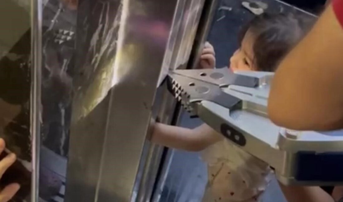 Batman’da kolu asansöre sıkışan çocuk, yaklaşık 1 saat süren çalışmayla