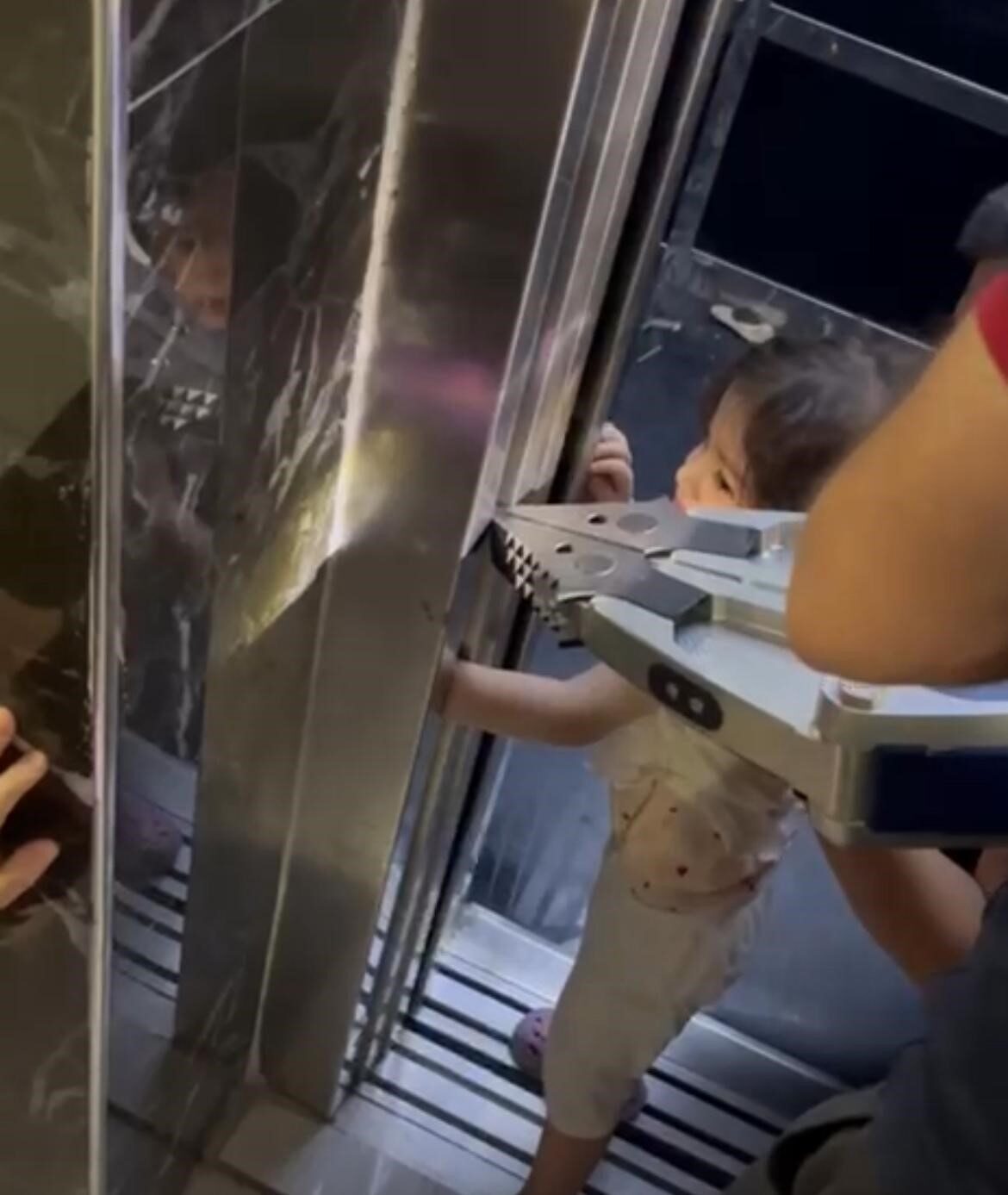 Batman’da kolu asansöre sıkışan çocuk, yaklaşık 1 saat süren çalışmayla