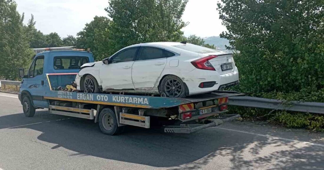 Bursa’nın İnegöl ilçesinde meydana gelen kazada kontrolden çıkan otomobil bariyerlere