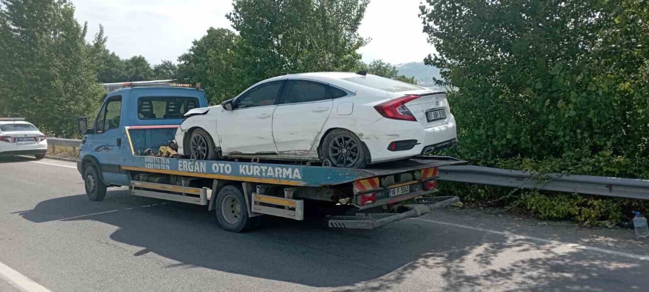 Bursa’nın İnegöl ilçesinde meydana gelen kazada kontrolden çıkan otomobil bariyerlere