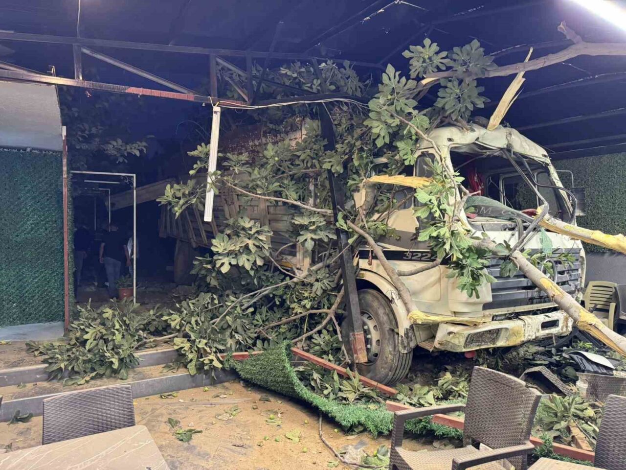 Hatay’da sürücüsünün kontrolünü kaybettiği demir yüklü kamyon restoranın bahçesine uçtu.