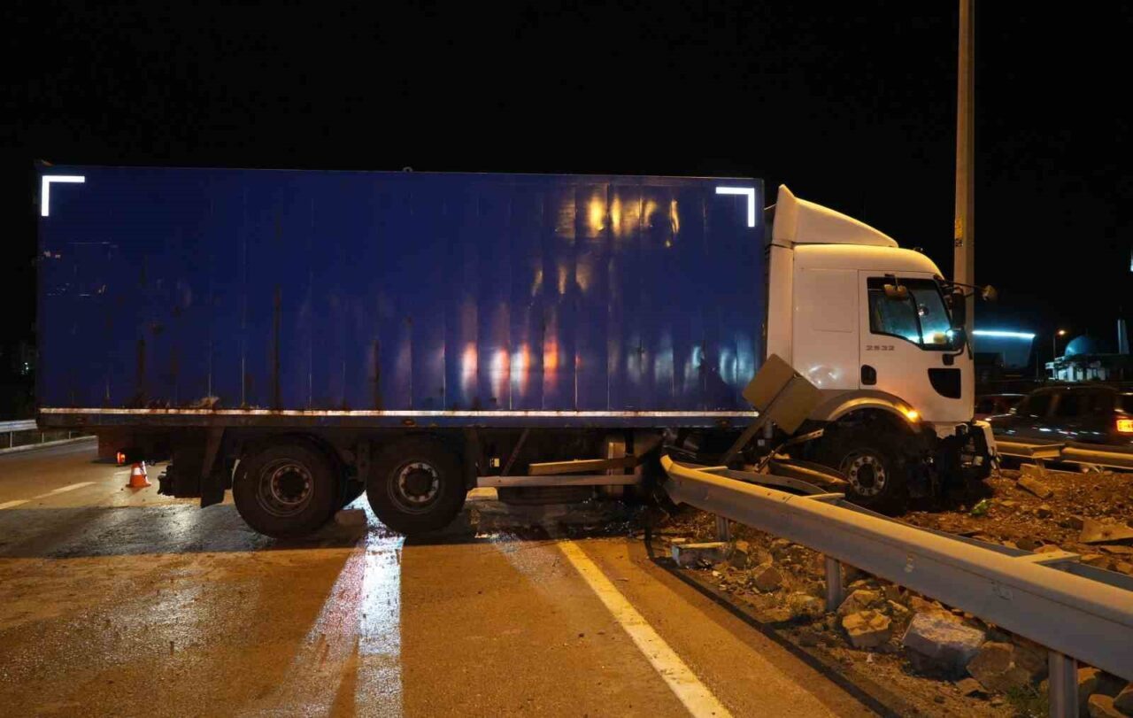 Kırıkkale’de kontrolden çıkan kamyonun orta refüje çıktığı kazada sürücü yara
