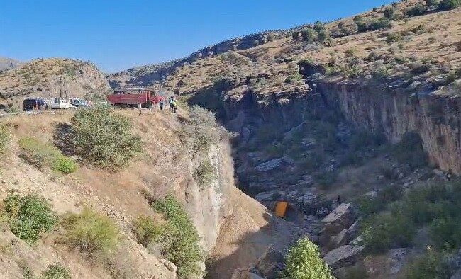 Adıyaman’ın Sincik ilçesinde kontrolden çıkan hafriyat kamyonunun uçuruma düşmesi sonucu