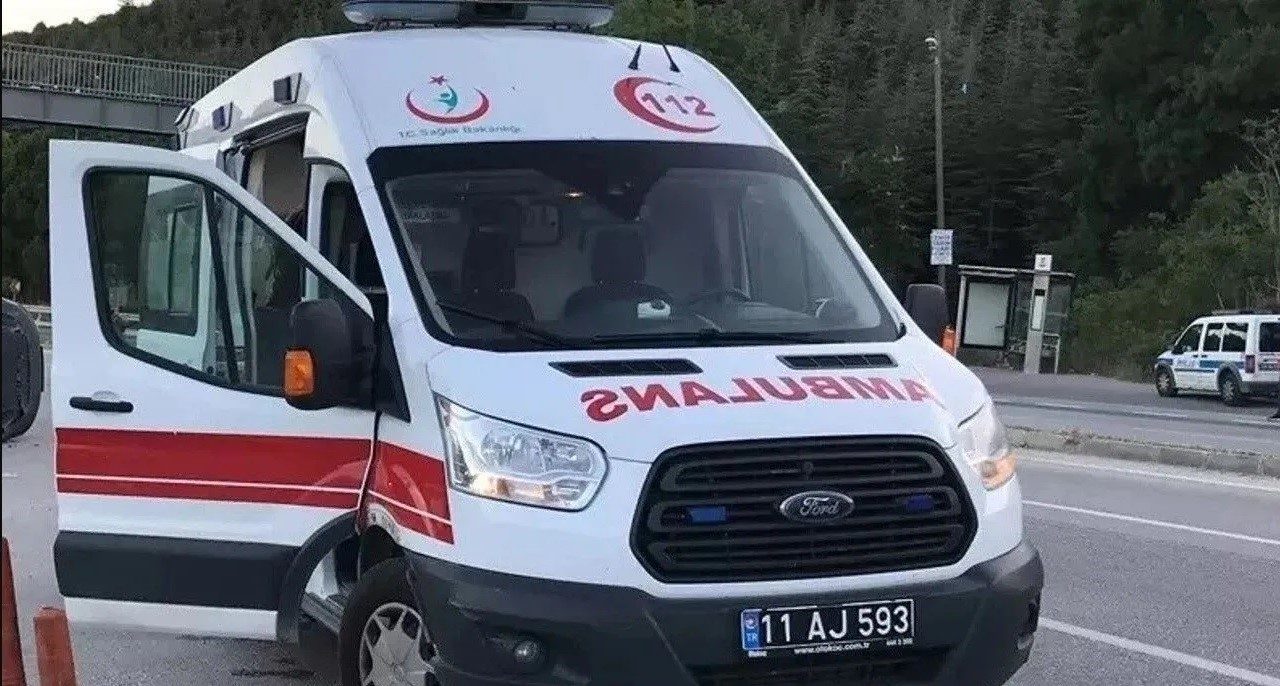 Bilecik’te seyir halinde kontrolden çıkan motorlu bisiklet devrilirken, sürücüsü yaralandı.