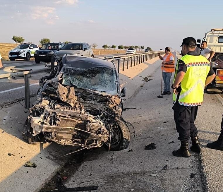 Konya’nın Kulu ilçesinde kontrolden çıkan otomobilin demir bariyerlere çarpması sonucu
