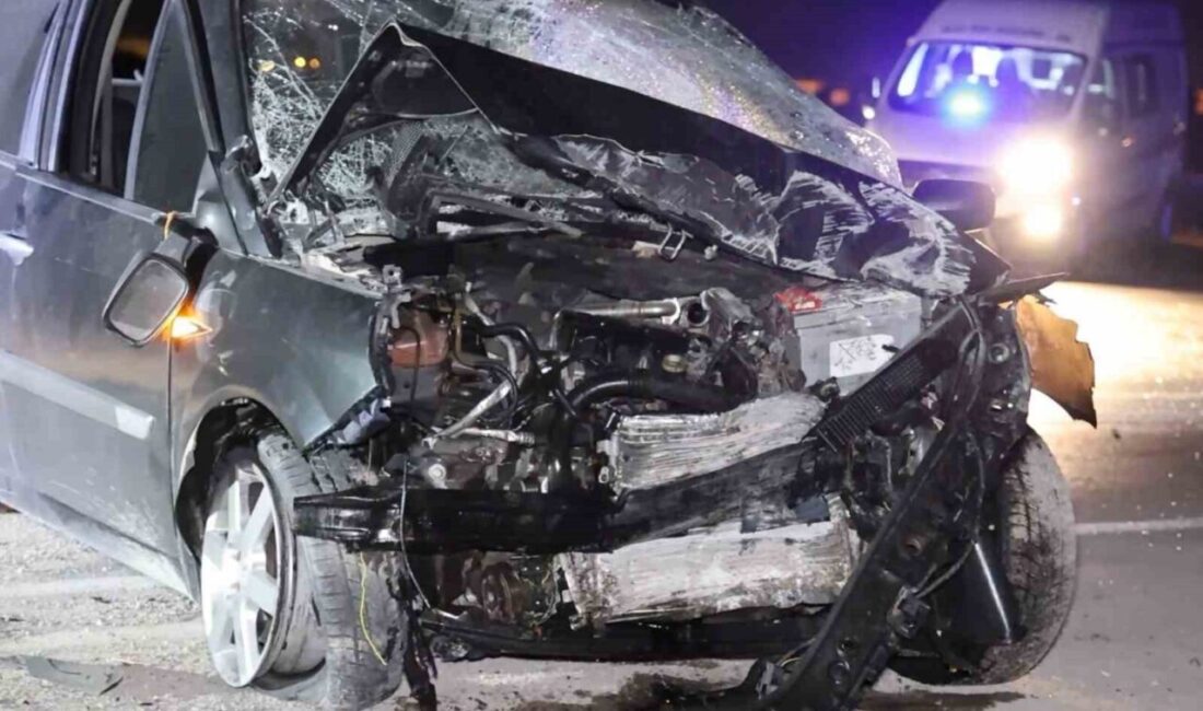 Aksaray’da sürücüsünün direksiyon hakimiyetini kaybettiği otomobil bahçe duvarına çarpıp yola