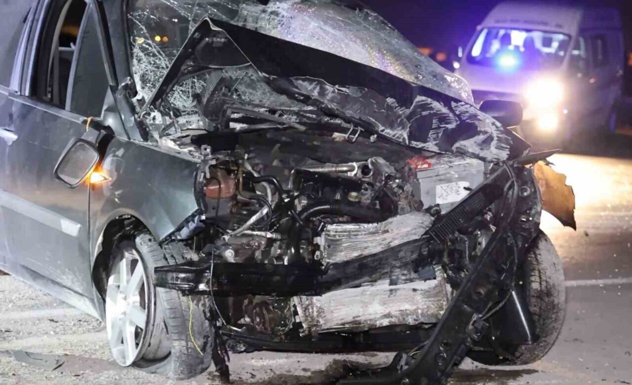 Aksaray’da sürücüsünün direksiyon hakimiyetini kaybettiği otomobil bahçe duvarına çarpıp yola